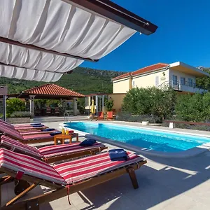 Villa Oliva, Kastela