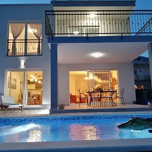 Villa Fidelissima, Kastela