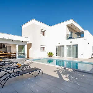 Villa Royal Blue House, Kastela